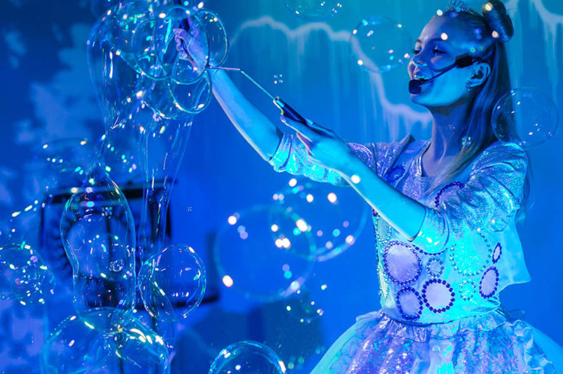 Шоу гигантских мыльных пузырей. Неоновые мыльные пузыри